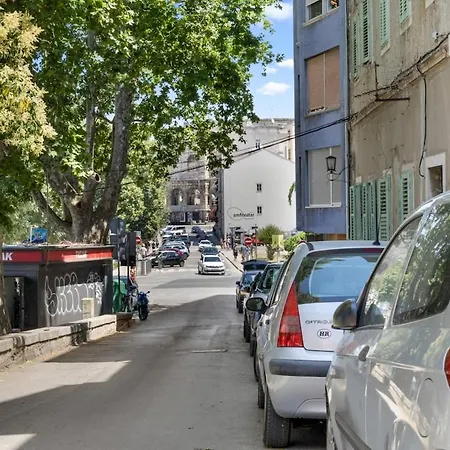 Castropol Near The Arena, By Istrabook بولا